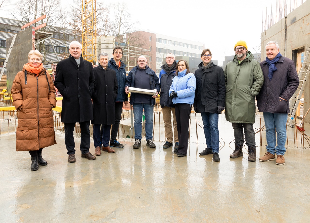 Gruppenbild von Vertreterinnen und Vertretern des Forschungszentrums DESY, der Stadt und Projekt-Teilnehmern