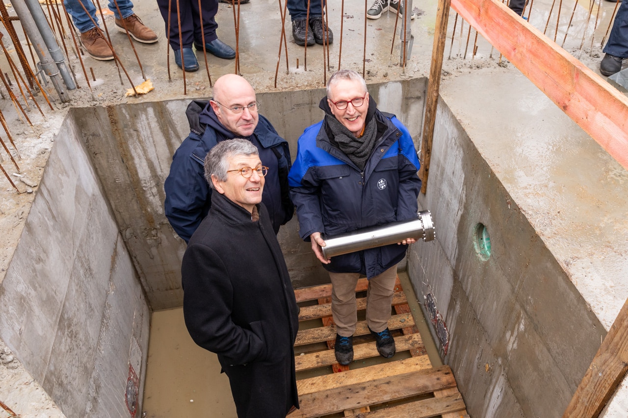 Foto von drei Männern auf einer Baustelle