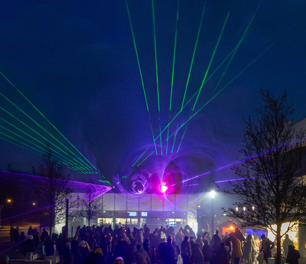 Foto von der Lasershow am Abend des Wissenschaftsaktionstags am Europena XFEL.