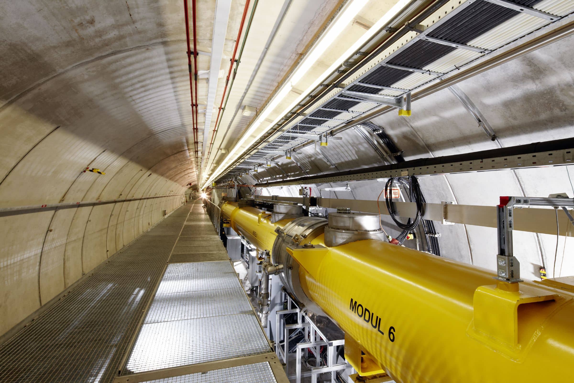 Foto vom Maschienen-Tunnel, in dem Teilchen beschleunigt werden