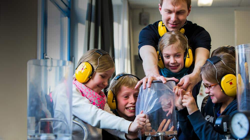 Foto vom Experimentieren im Schülerlabor